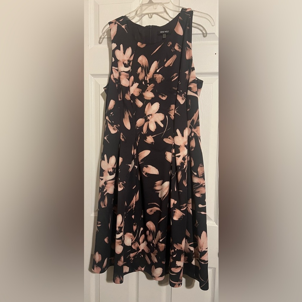 Nine West pre-owned size 16 sleeveless lined floral dress with pockets